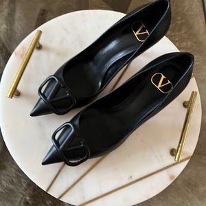 New VALENTINO GARAVANI V Logo Signature Black Leather Pumps EUR 37 N/B